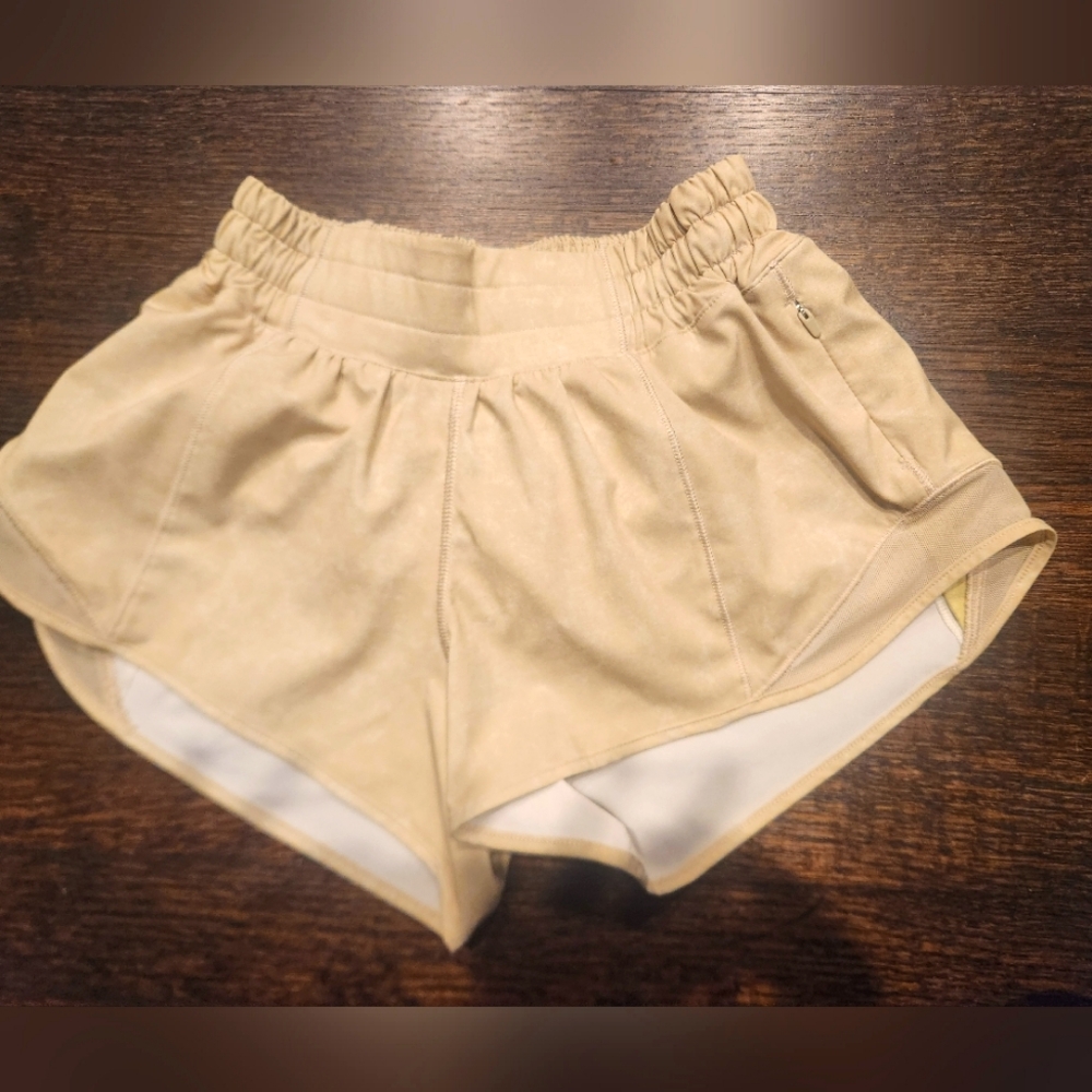 Lululemon Hotty Hot Low-Rise Short 2.5" Gravel Dust Dew Green Multi / Dew Green